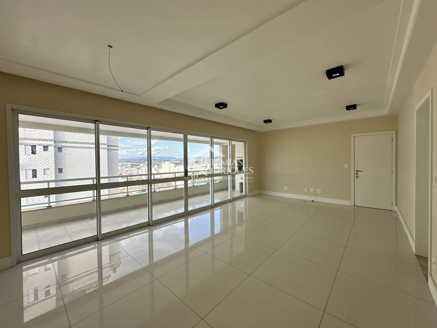 Alugar Apartamento / Padrão em Taubaté R$ 4.490,00 - Foto 1